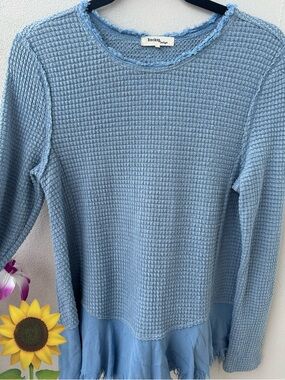 Rock & Republic Pale Blue Waffle Knit Long Sleeve Top with flowy bottom fringe